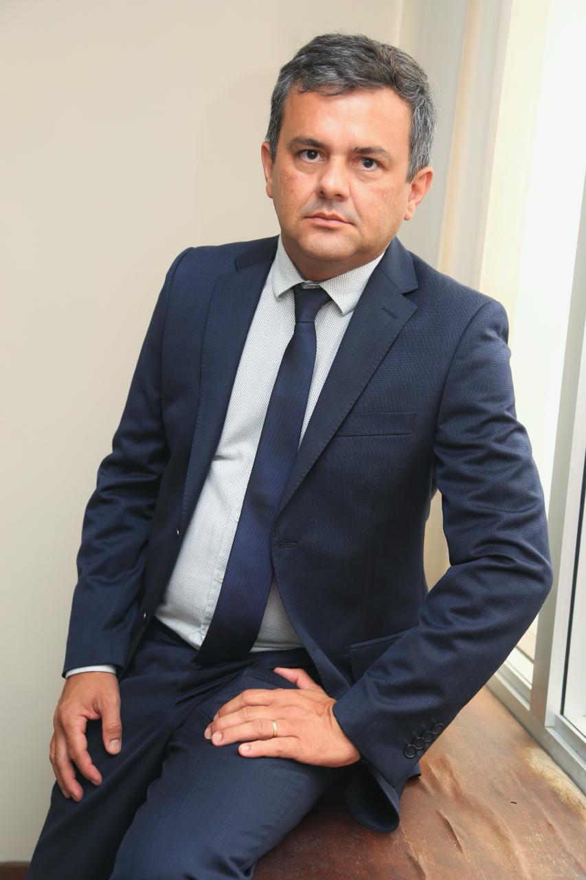 Foto do Dr. Djan Henrique Mendonça, advogado especialista em direito imobiliário.